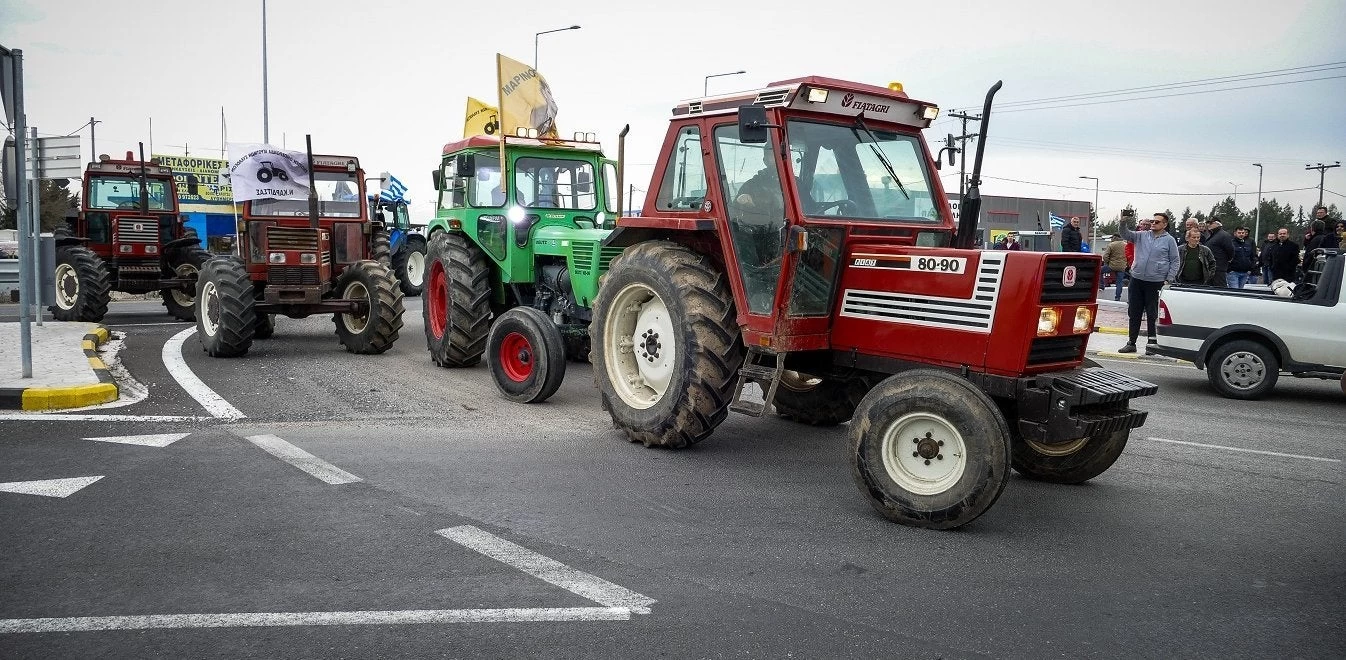 Οι αγρότες έκλεισαν το ρεύμα προς Αθήνα της Αθηνών-Πατρών – Ποιοι δρόμοι είναι κλειστοί αυτή τη στιγμή